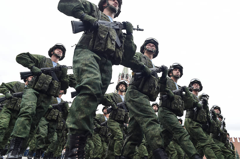 Военнослужащие ВДВ во время марша на Красной площади