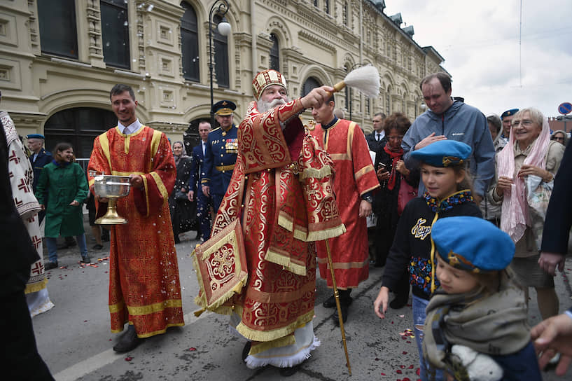 Епископ Дмитровский Феофилакт (в центре) во время крестного хода 