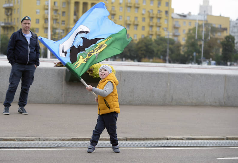 Ребенок с флагом во время праздника в парке Горького