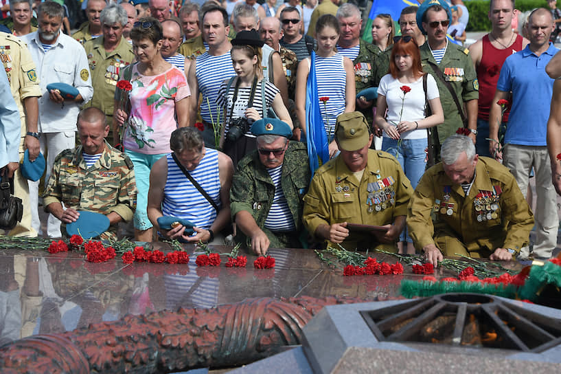 Церемония возложения цветов к «Вечному огню» в Севастополе