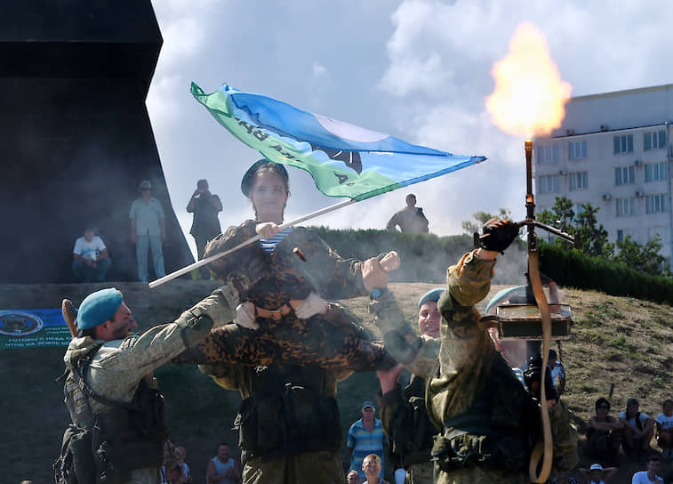 Показательные выступления бойцов ВДВ в Севастополе