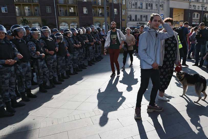 Вдоль Тверской выставили дополнительные полицейские кордоны, не давая прохожим ни гулять, ни уходить