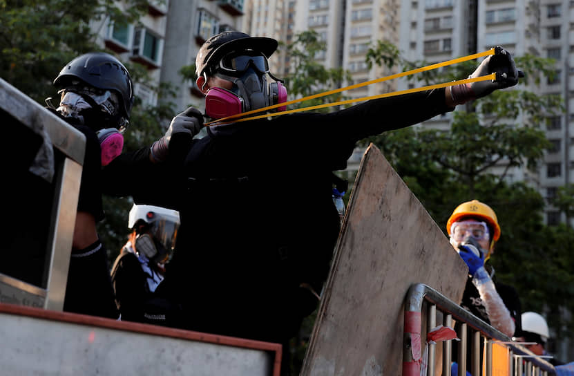 После увеличения протестной активности, глава правительства Гонконга Кэрри Лам объявила, что бессрочно приостанавливает рассмотрение законопроекта, но протестующие потребовали окончательного и бесповоротного отправления документа в корзину