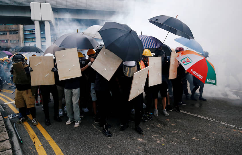 Тем не менее в Гонконге растут опасения, что этот хрупкий статус-кво может быть нарушен, в результате чего регион утратит свою уникальную идентичность
&lt;br>
На фото: демонстрация 27 июля