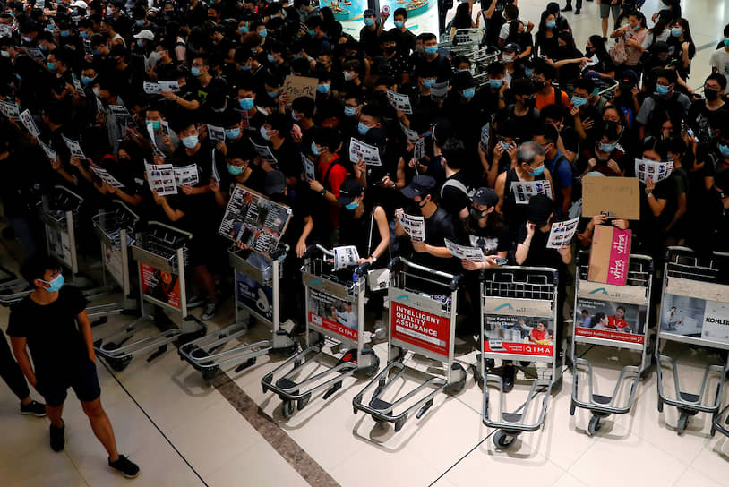Протестующие в Гонконге сооружали баррикады из тележек в международном аэропорту, мешая проходу пассажиров. Действия демонстрантов 12 и 13 августа спровоцировали коллапс в работе крупнейшего транспортного узла Азии