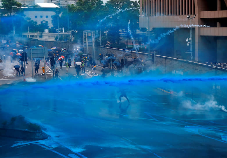 Полиция Гонконга использовала водометы для разгона протестующих