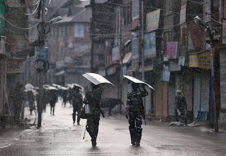 Сринагар, Индия. Сотрудники сил безопасности патрулируют пустынную улицу после решения индийских властей отменить особый статус Кашмира