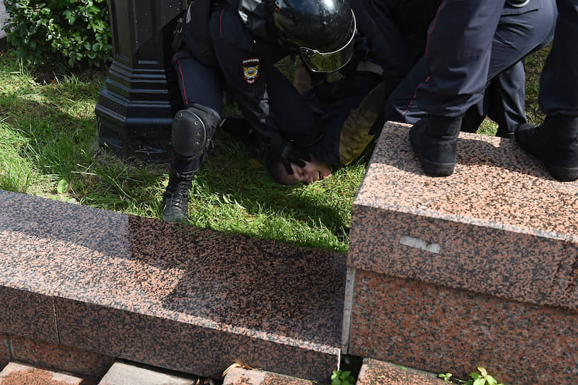 Москва, Россия. Сотрудники полиции во время задержания участников несанкционированной акции в поддержку независимых кандидатов в депутаты Мосгордумы