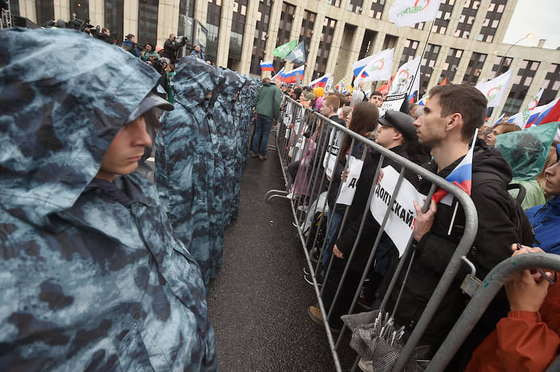 Протестующие держали в руках плакаты и флаги, в основном российский триколор, но встречались радужные флаги, флаги партии «Яблоко» и даже украинский флаг, который, впрочем, быстро свернули