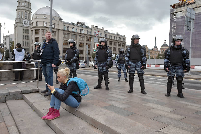 После согласованной акции часть протестующих пошла на «мирную прогулку» по московским улицам, в первую очередь — к администрации президента
