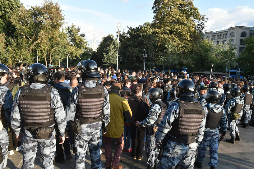 Полицейские приготовились зачищать парк на Китай-городе и просили прессу уйти на Маросейку (была заблокирована в сторону Китай-города). Автозаки с задержанными уезжали под аплодисменты протестующих, передавал корреспондент “Ъ” с места событий