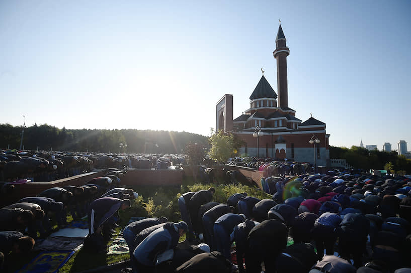 В богослужениях на шести площадках в Москве приняли участие около 240 тыс. человек. &lt;br>На фото: Верующие во время намаза на площади у мечети «Шухада» на Поклонной горе