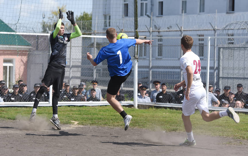 Матч завершился со счетом 4:2 в пользу команды колонии &lt;br>
На фото: Александр Кокорин (в синей футболке)