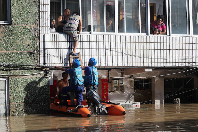 Шанхай также почувствовал на себе последствия тропического циклона. Из-за сильного ветра и ливней местные власти были вынуждены временно эвакуировать из прибрежных районов более 250 тыс. человек