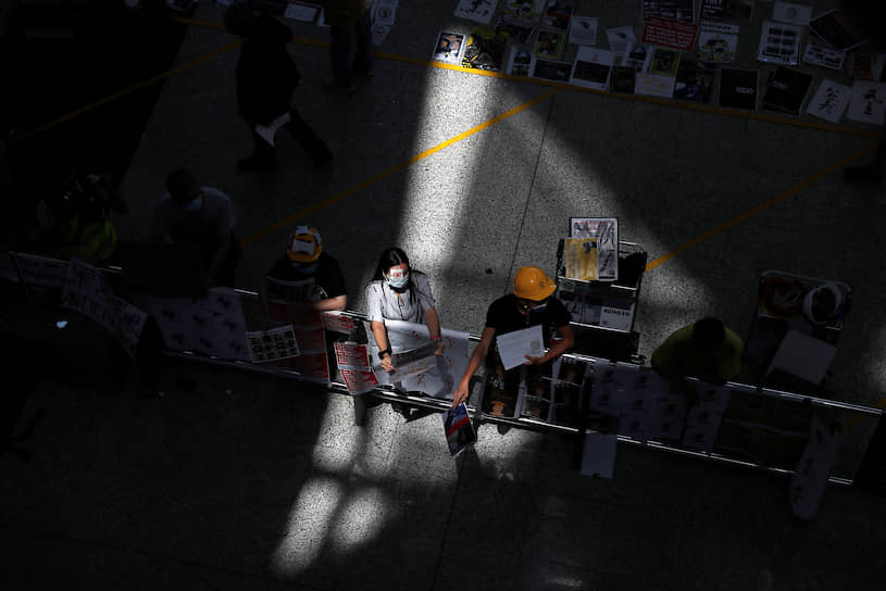 Гонконг, Китай. Протестующие раздают листовки пассажирам в международном аэропорту