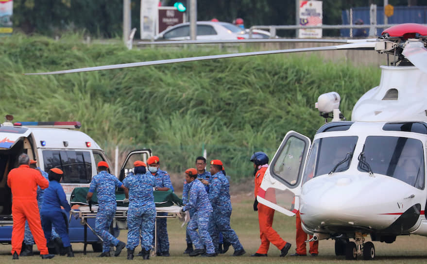 Серембан, Малайзия. Спасатели вывозят тело 15-летней ирландской туристки, пропавшей 4 августа