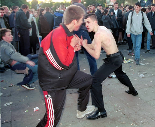 Бытует мнение, что одежда Adidas делает тебя победителем по жизни и помогает одолеть любого соперника
&lt;br>Москва, последний звонок в парке Горького, 2001 год