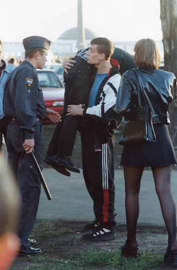 Друг в Adidas всегда готов прийти на помощь
&lt;br>Москва, 1990-е годы 