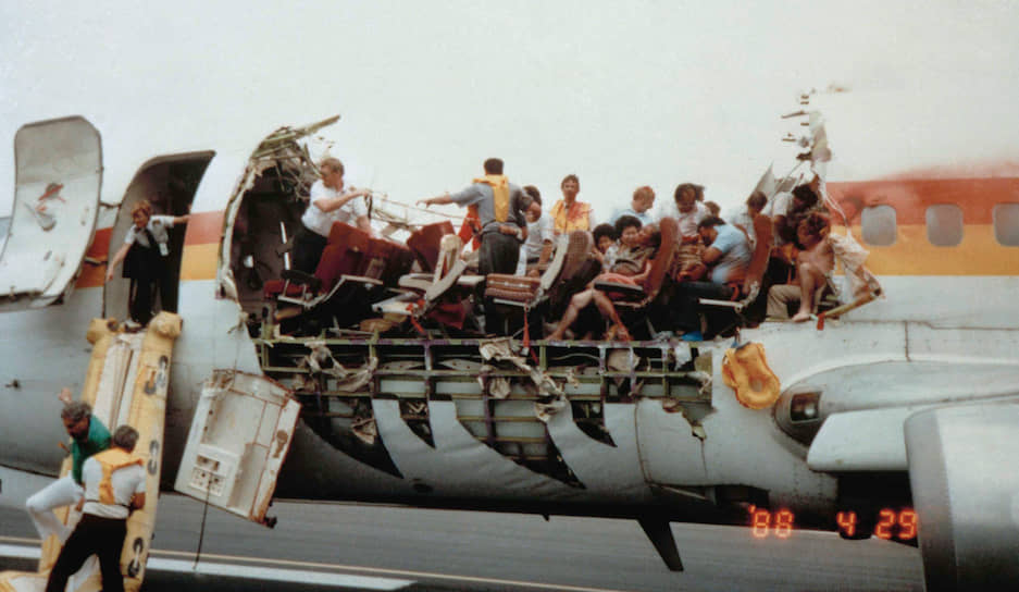 28 апреля 1988 года Boeing 737-297 авиакомпании Aloha Airlines выполнял рейс Хило—Гонолулу между Гавайскими островами. В полете у самолета внезапно сорвало 35 кв. м обшивки фюзеляжа над первыми шестью рядами салона бизнес-класса и дверь кабины пилотов. Температура за бортом была &amp;#8722;45 °C