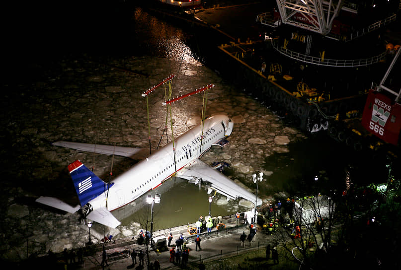 15 января 2009 года Airbus A320-214 авиакомпании US Airways выполнял рейс Нью-Йорк—Шарлотт—Сиэтл, но через 1,5 минуты после взлета столкнулся со стаей птиц, и у него отказали оба двигателя. Экипаж благополучно посадил самолет на воду реки Гудзон в Нью-Йорке