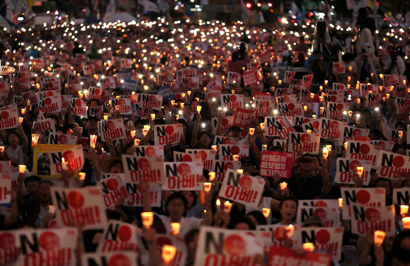 Сеул, Южная Корея. Демонстранты на антияпонской акции протеста