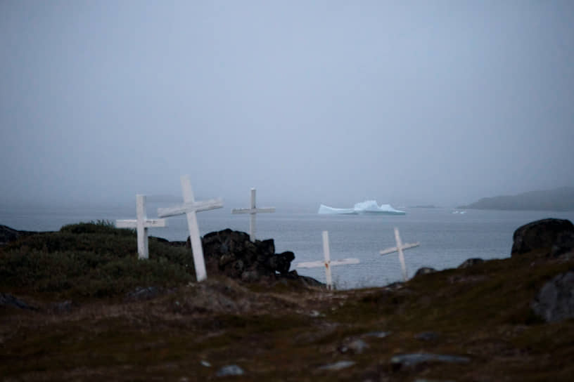 Кулусук, Гренландия. Кладбище на фоне плавающего в океане айсберга