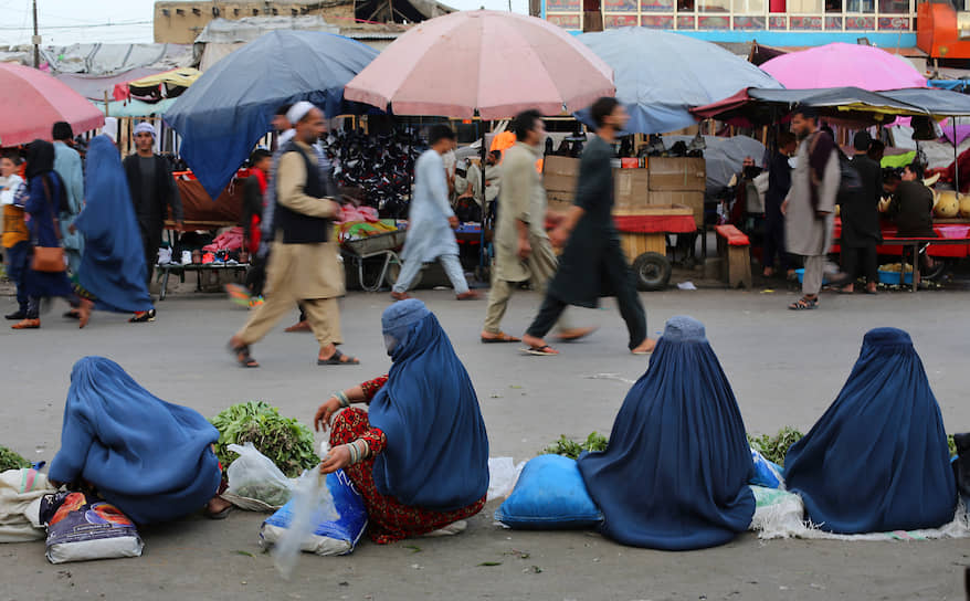 Кабул, Афганистан. Женщины, продающие овощи, ждут покупателей