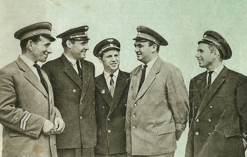 Командиром воздушного судна был &lt;b> Виктор Мостовой &lt;/b> (второй справа). Командир экипажа и штурман &lt;b>Виктор Царев&lt;/b> (второй слева) по распоряжению руководства «Аэрофлота» получили двухкомнатные квартиры. Виктор Мостовой до 1978 года работал в 200-м авиаотряде, а после трудился начальником смены в аэропорту «Внуково»