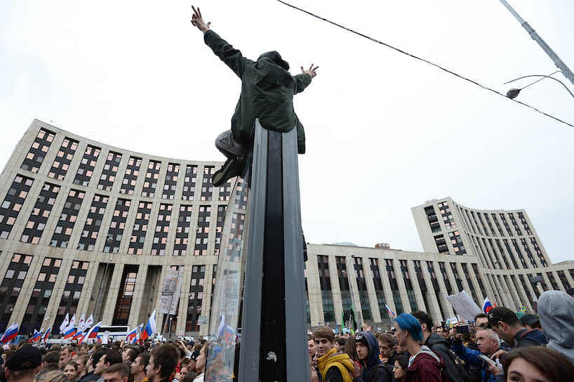 Москва, Россия. Участники митинга «За свободные выборы» на проспекте Академика Cахарова