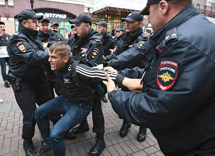 Задержание активиста Дмитрия Батуро на Старом Арбате