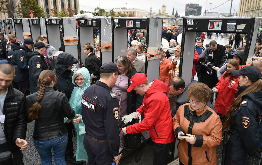 Пришедшие на согласованный митинг КПРФ проходят досмотр на рамках металлоискателей