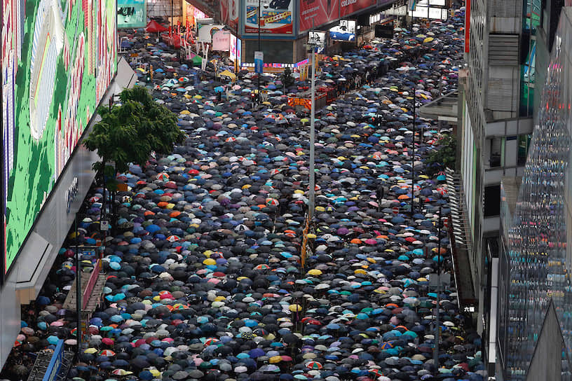 Гонконг. Протестующие маршируют под зонтами