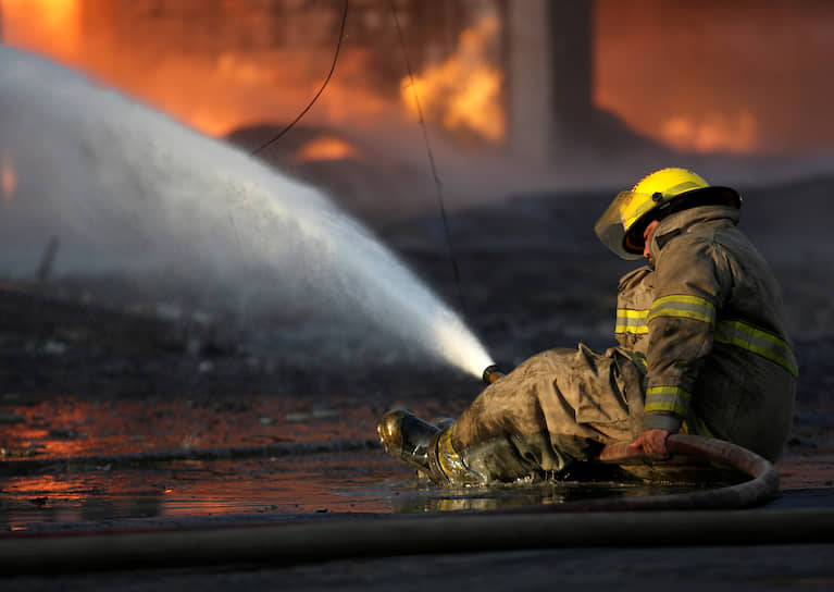 Сан Николас де лос Гарса, Мексика. Пожарный во время тушения возгорания на складе химикатов