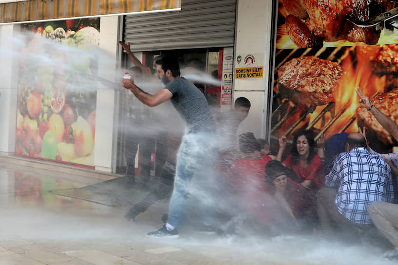Диярбакыр, Турция. Полиция применяет водометы для разгона выступающих против отстранения мэров-курдов в трех турецких городах 
