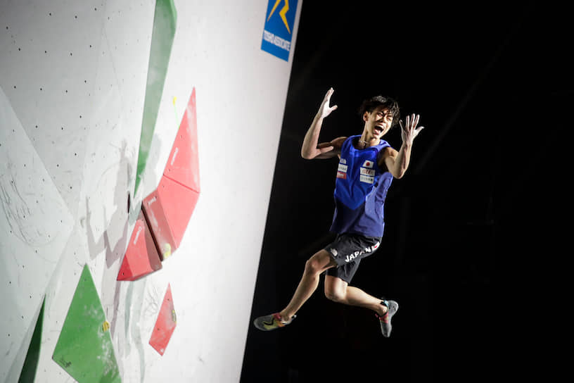 Токио, Япония. Японский спортсмен Кай Харада на чемпионате мира по спортивному скалолазанию
