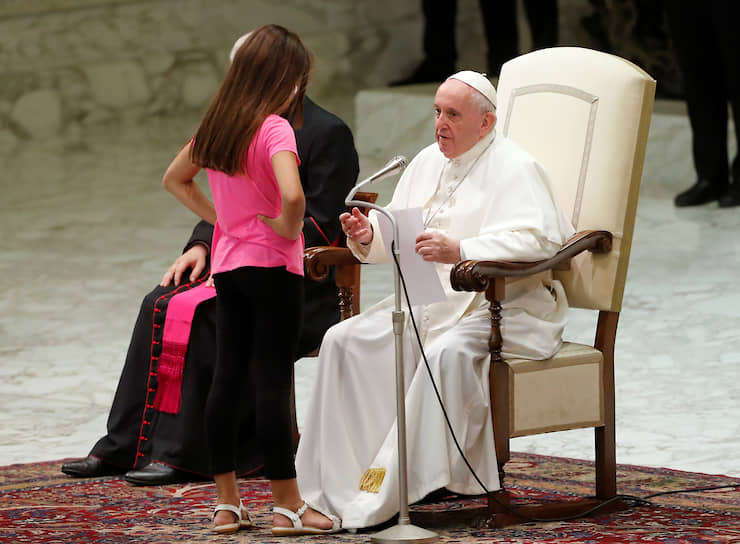 Ватикан. Девочка, страдающая от неизвестной болезни, танцует во время аудиенции папы римского Франциска