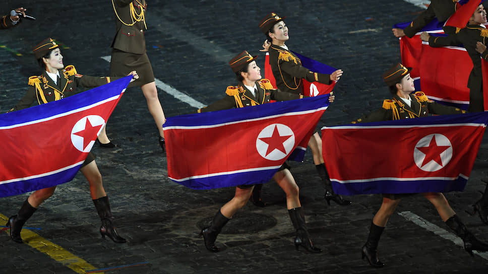 Девушки из военного оркестра Народной армии Северной Кореи на церемонии открытия исполнили танец с саблями
