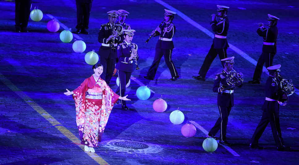 Солистка центрального оркестра Сухопутных сил самообороны Японии исполняет романс «Дорогой длинною»