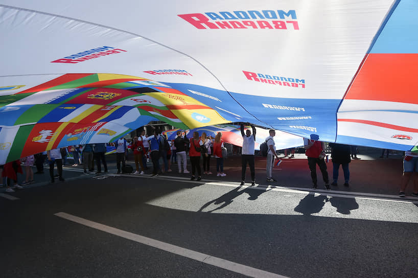 Участники флешмоба «Флаг-рекордсмен» на проспекте Сахарова