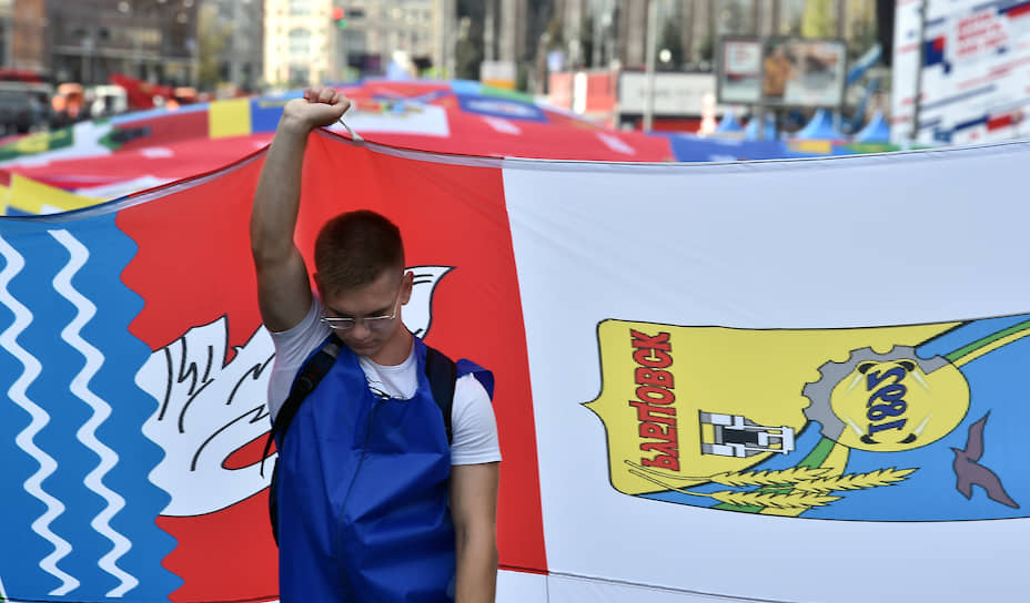 Площадь флага-рекордсмена, пронесенного по проспекту Сахарова, составила 2,5 тыс. м