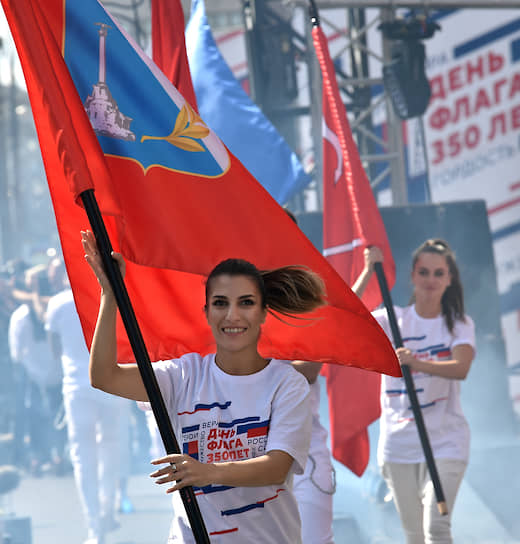 Участницы митинга-концерта в честь Дня Российского флага на проспекте Сахарова