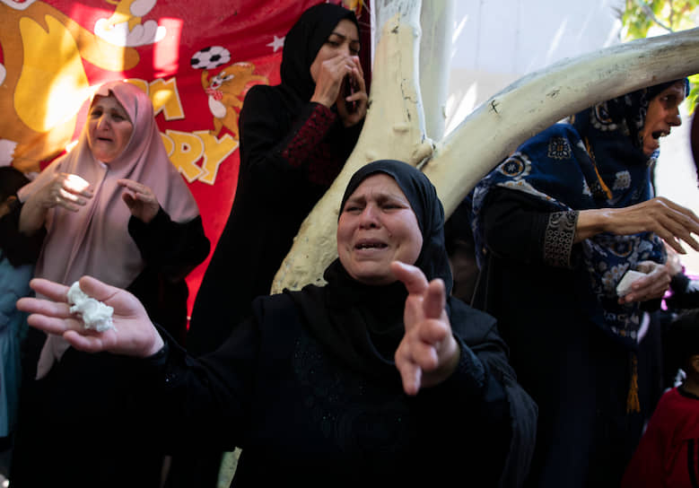 Сектор Газа. Родственники оплакивают палестинского полицейского, погибшего во время нападения террористов-смертников 