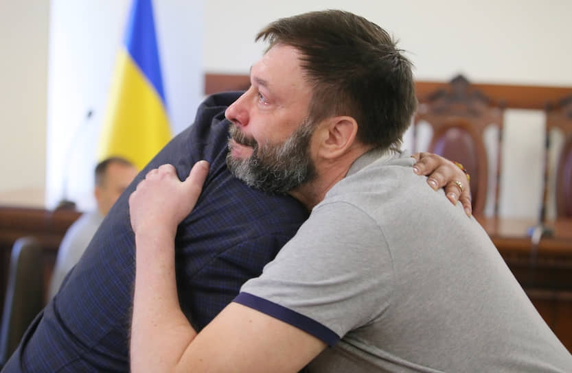 Кирилл Вышинский обнимает своего адвоката Андрея Доманского после решения суда