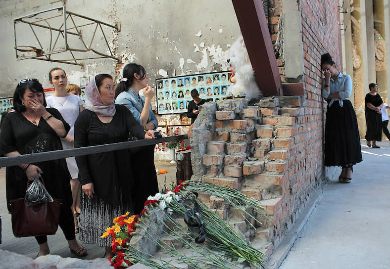 Родные и близкие в день памяти жертв террористического акта 1-3 сентября 2004 года в Беслане на месте трагедии