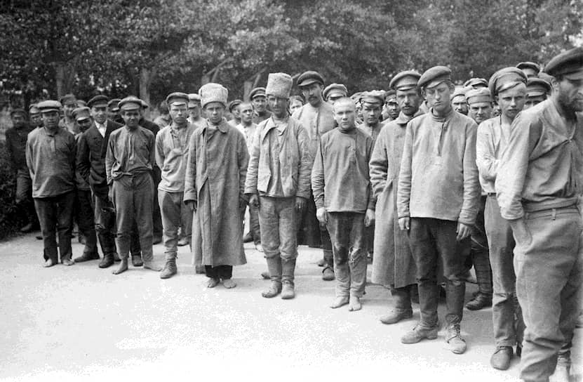 Красноармейцы, взятые в плен литовскими войсками в районе Ковно
