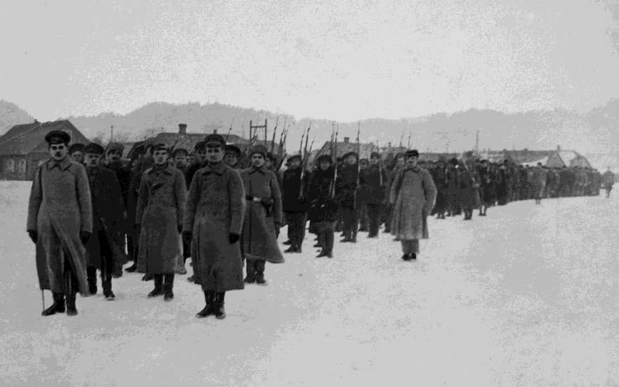 Созданный в Шавли Жмудский полк воевал на стороне красных. Впереди слева — командир полка Ф. Балтушис-Жемайтис