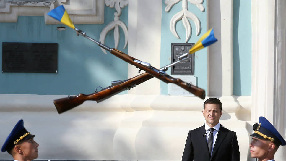23 августа, Киев. Украинский президент Владимир Зеленский (в центре) во время торжественной церемонии в честь Дня флага Украины 