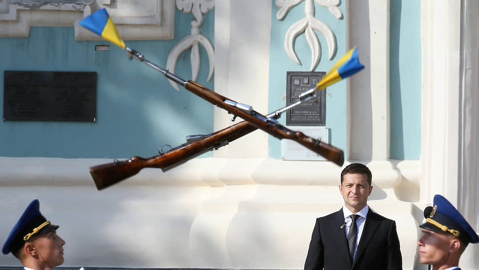 23 августа, Киев. Украинский президент Владимир Зеленский (в центре) во время торжественной церемонии в честь Дня флага Украины  