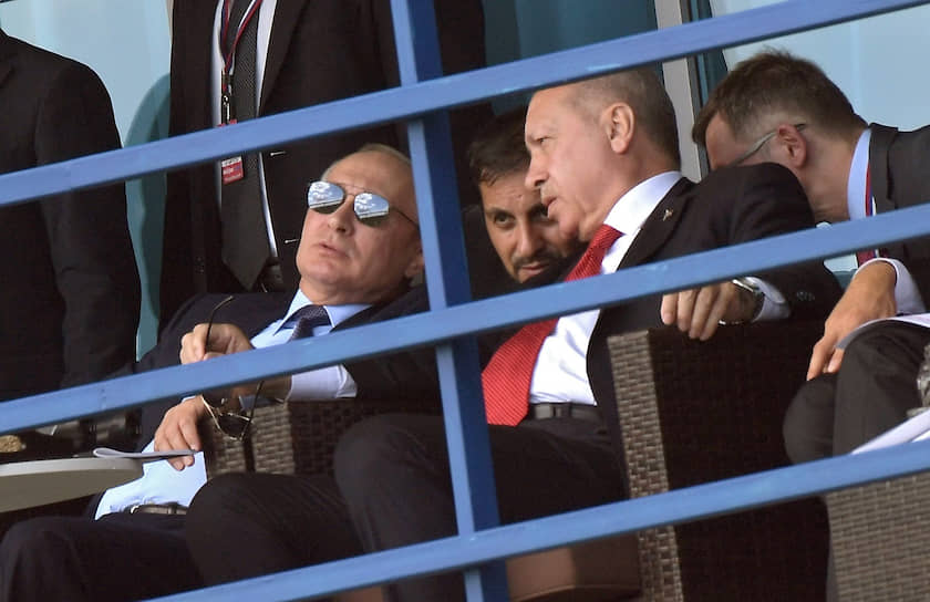 27 августа, Московская область. Президент России Владимир Путин (слева) и президент Турции Реджеп Тайип Эрдоган во время посещения авиационно-космического салона МАКС-2019 на аэродроме в Жуковском