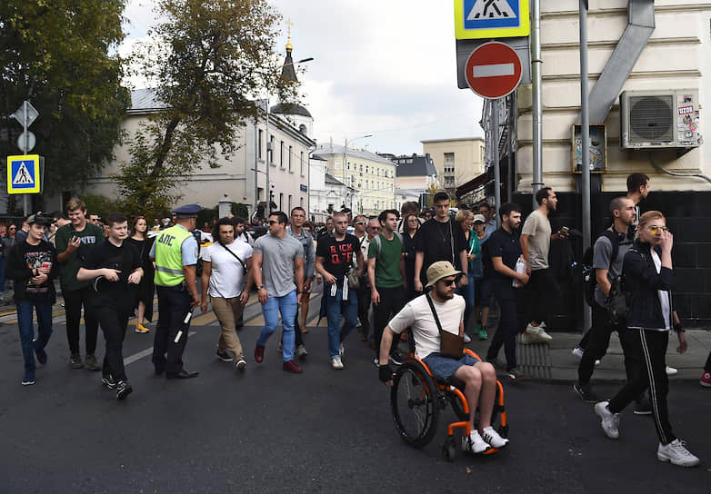 Полиция перекрыла проезд по Сретенскому, люди пошли на бульвар, скандируя «Свободу политзаключенным» и «Россия без Путина»